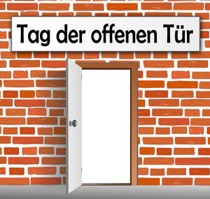 Backsteinwand mit Tr - Tag der offenen Tr